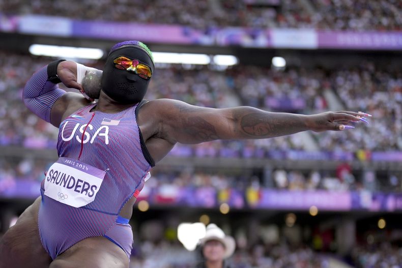 La lanzadora de bala estadounidense Raven Saunders compite en el impulso de la bala en el atletismo de los Juegos Olímpicos de París, el jueves 8 de agosto de 2024, en Saint-Denis, Francia. (AP Foto/Bernat Armangue)