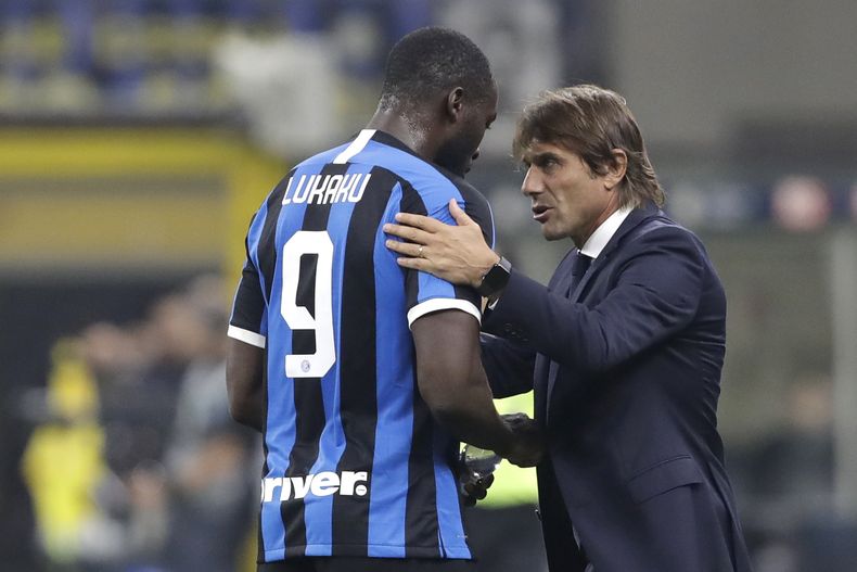 ARCHIVO - EL técnico Antonio Conte conversa con el delantero Romelu Lukaku durante un partido del Inter de Milán contra Juventus en la Serie A, el domingo 6 de octubre de 2019. (AP Foto/Luca Bruno)