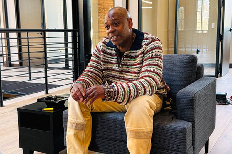 El comediante Dave Chappelle aparece durante una entrevista en Yellow Springs, Ohio, el 8 de abril de 2026. (Foto AP/Patrick Aftoora-Orsagos)