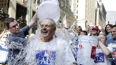 americateve | El comisionado electo de Grandes Ligas, Rob Manfred, es mojado como parte del reto del balde de agua con hielo el mi&eacute;rcoles, 20 de agosto de 2014, en Nueva York. (AP Photo/Vanessa A. Alvarez)