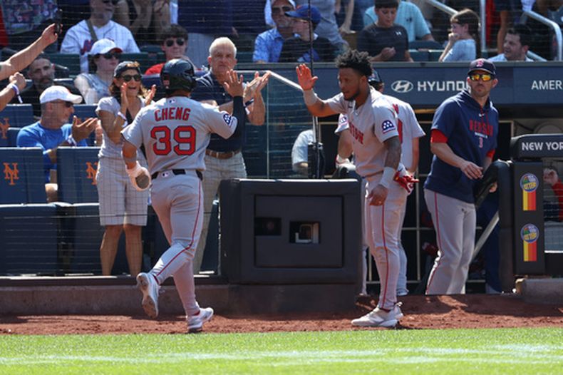 Tsung-Che Cheng (39) y Ceddanne Rafaela (centro derecha), de los Medias Rojas de Boston, reaccionan tras una carrera anotada por Cheng gracias a un sencillo conectado por Jarren Duran durante la novena entrada de un partido de béisbol contra los Mets de Nueva York, el domingo 12 de julio de 2026, en Nueva York. (Foto AP/Pamela Smith)