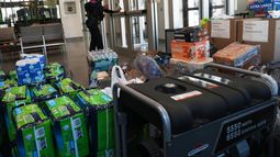 Productos de primera necesidad donados para Jamaica, en la entrada de las dependencias del Departamento de Policía de Miramar, el 30 de octubre de 2025, en Miramar, Florida. (AP Foto/Marta Lavandier)