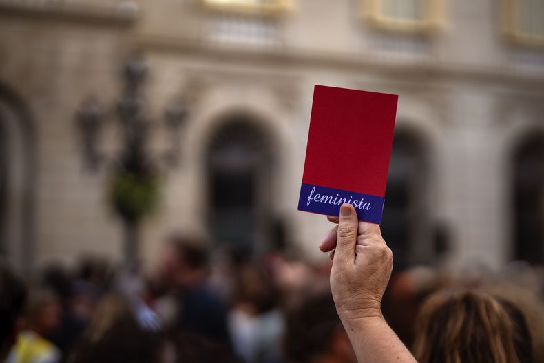 Una manifestante muestra una tarjeta roja con el texto femenista durante una protesta contra Luis Rubiales, el presidente de la Federación Española de fútbol, el lunes 4 de septiembre de 2023. (AP Foto/Emilio Morenatti)