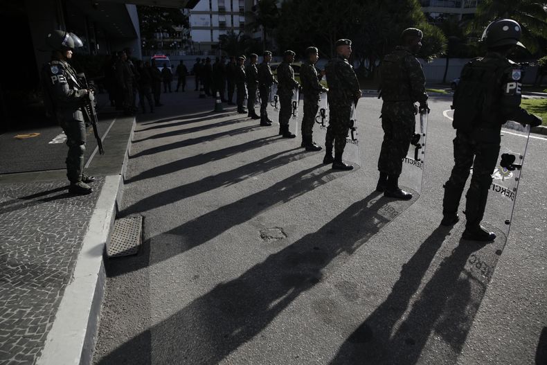 Militares brasile&ntilde;os montan guardia mientras esperan el arribo de la selecci&oacute;n nacional de Inglaterra a su hotel en Rio de Janeiro, Brasil, para el Mundial, el domingo 8 de junio de 2014. (Foto AP/Matt Dunham)