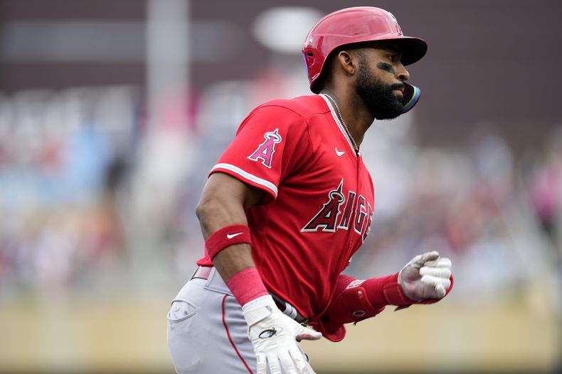 Jo Adell, d elos Angelinos de Los Ángeles, recorre las bases luego de conectar un jonrón solitario ante los Mellizos de Minnesota, el sábado 23 de septiembre de 2023 (AP Foto/Abbie Parr)