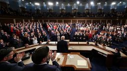 Miembros del Congreso ofrecen una ovación en pie durante el discurso sobre el Estado de la Unión del presidente Donald Trump, en un pleno del Congreso en la Cámara de Representantes en el Capitolio federal en Washington, el martes 24 de febrero de 2026. (Jessica Koscielniak/Pool Foto via AP)