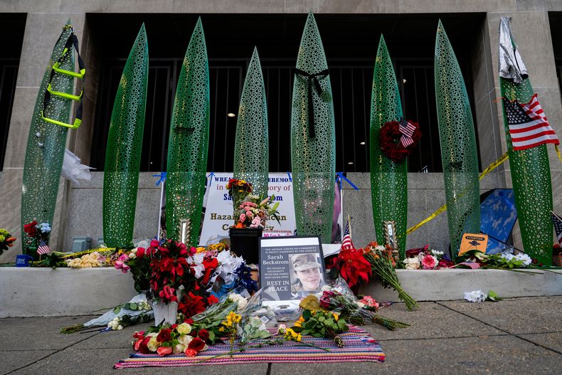 Un memorial improvisado para la especialista del Ejército de EE.UU. Sarah Beckstrom y el sargento Andrew Wolfe afuera de la estación Farragut West, cerca del lugar donde los dos miembros de la Guardia Nacional fueron tiroteados, el lunes 1 de diciembre de 2025, en Washington. (Foto AP/Julia Demaree Nikhinson)