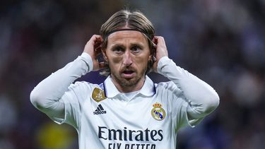 ARCHIVO - Luka Modric, del Real Madrid hace un gesto durante el partido contra Celta Vigo por La Liga española en el estadio Santiago Bernabeu, Madrid, 22 de abril de 2023. Modric sufrió una lesión en el muslo izquierdo que pone en duda su participación en la final de la Copa del Rey y las semifinales de la Liga de Campeones contra Manchester City, informó el club el viernes 28 de abril de 2023. (AP Foto/Manu Fernandez, File)