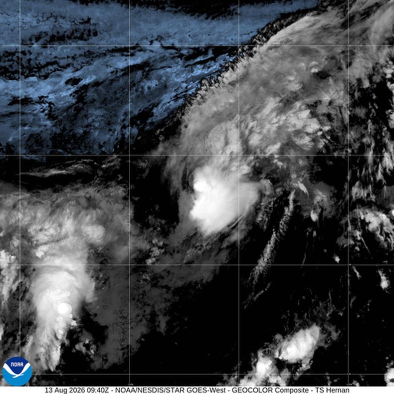 En esta imagen satelital distribuida por la NOAA se muestra una depresión tropical que se convirtió en la tormenta tropical Hernán sobre el Pacífico oriental, el 13 de agosto de 2026. (NOAA via AP)