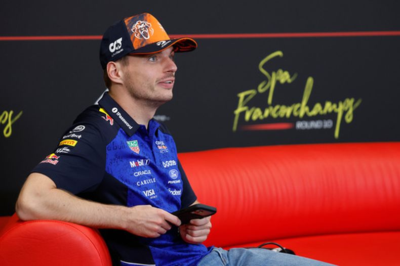 El neerlandés Max Verstappen habla en conferencia de prensa antes del Gran Premio de Bélgica el jueves 16 de julio del 2026. (AP Foto/Geert Vanden Wijngaert)