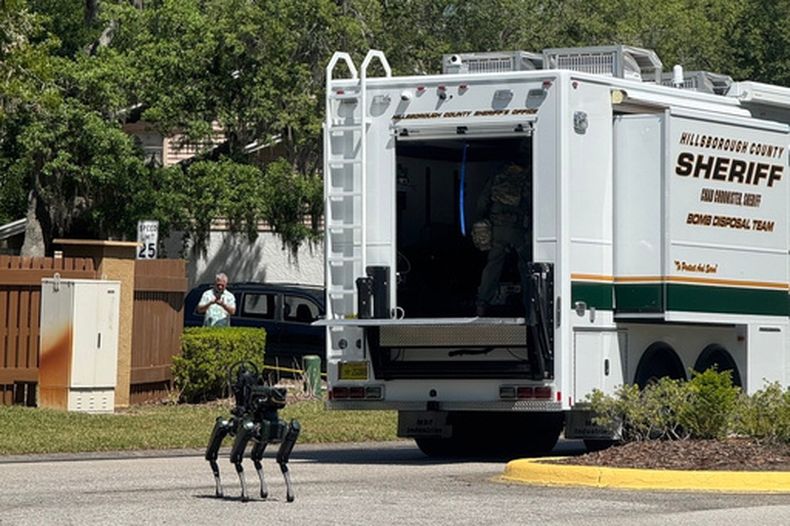 La Policía del Condado Hillsborough responde a un incidente en un vecindario cercano al campus de la Universidad del Sur de Florida, el viernes 24 de abril de 2026 en Tampa, Florida. (Policía del Condado de Hillsborough vía AP)