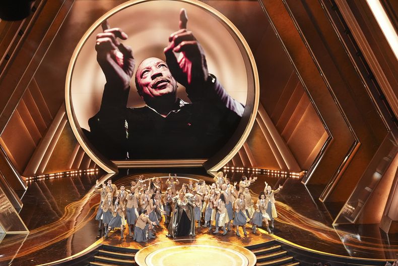 Queen Latifah, centro, interpreta Ease on Down the Road durante los Oscar el domingo 2 de marzo de 2025 en el Teatro Dolby de Los Ángeles. (Foto AP/Chris Pizzello)