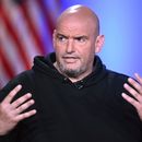 El senador demócrata por Pensilvania John Fetterman en un debate en Boston el 2 de junio del 2025. (AP foto/Steven Senne)