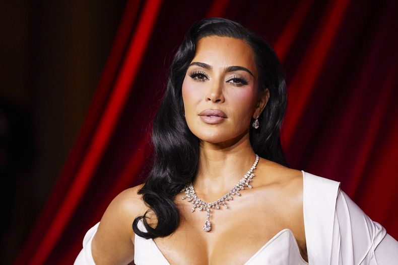 ARCHIVO - Kim Kardashian llega a la cuarta Gala anual del Museo de la Academia el sábado 19 de octubre de 2024, en el Museo de la Academia de Cine en Los Ángeles. (Foto Jordan Strauss/Invision/AP, archivo)