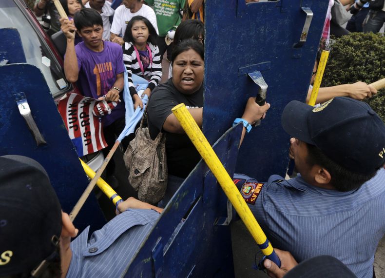 Manifestantes chocan con la polic&iacute;a en una protesta contra las negociaciones entre Filipinas y Estados Unidos cerca de la embajada estadounidense en Manila el jueves 27 de marzo del 2014. (Foto AP)
