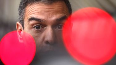ARCHIVO - El presidente del Gobierno español, Pedro Sánchez, habla ante la cámara a su llegada a una cumbre de la UE en el edificio del Consejo Europeo en Bruselas, el 1 de octubre de 2020. (AP Foto/Francisco Seco, Archivo)
