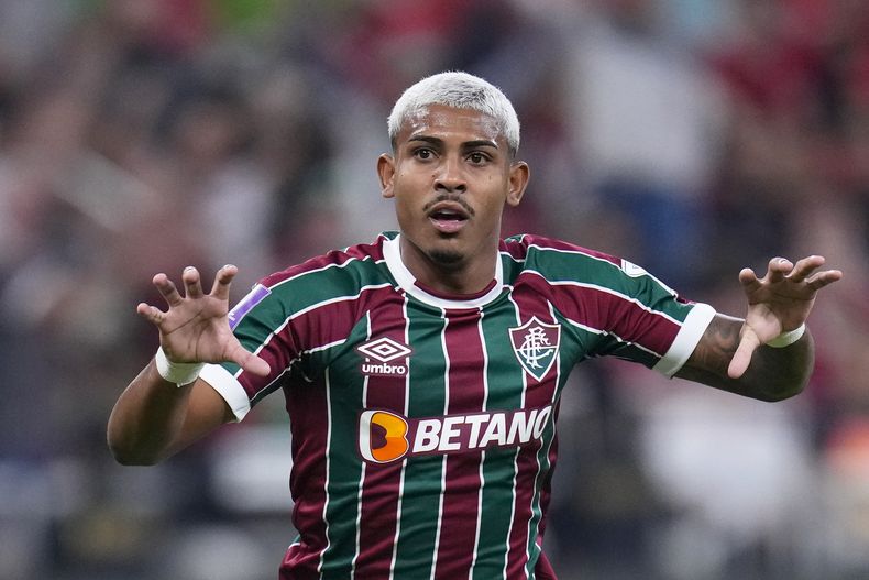 John Kennedy, del Fluminense, celebra luego de anotar en la semifinal del Mundial de Clubes ante al Ahly, el lunes 18 de diciembre de 2023, en Yeda, Arabia Saudí (AP Foto/Manu Fernández)