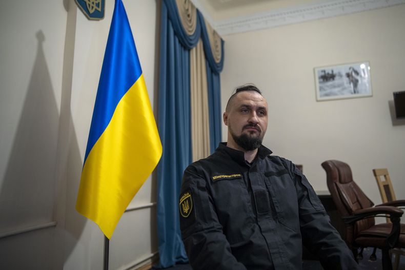 El ministro de Industrias Estratégicas de Ucrania, Oleksandr Kamyshin, habla con The Associated Press durante una entrevista en Kiev, el viernes 3 de noviembre de 2023. (AP Foto/Hanna Arhirova)