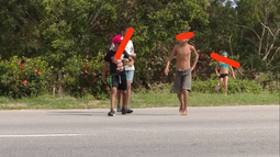 captados en camaras ninos cubanos pidiendo dinero en autopista de la habana