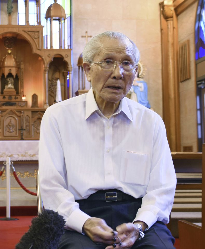 ARCHIVO - Shigemi Fukahori es entrevistado en la catedral Urakami de Nagasaki, en el sur de Japón, el 29 de julio de 2020. Shigemi Fukahori, un sobreviviente de la bomba atómica de 1945 Nagasaki, que dedicó su vida a rezar por la paz y las almas de las víctimas, ha muerto. Tenía 93 años. (Kyodo News via AP, Archivo)