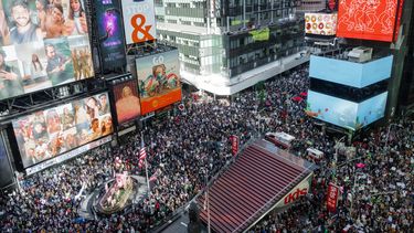 Miles de manifestantes abarrotan Times Square durante una protesta “Sin reyes”, el sábado 8 de octubre de 2025, en Nueva York. (AP Foto/Olga Fedorova)