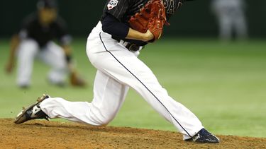 americateve | El cerrador de Jap&oacute;n, Tomomi Takahashi, lanza contra una selecci&oacute;n de Grandes Ligas el viernes, 14 de noviembre de 2014, en Tokio. (AP Photo/Toru Takahashi)