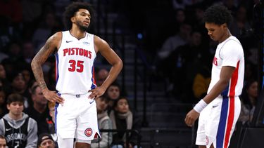 Los aleros Marvin Bagley III (35) y Ausar Thompson, de los Pistons de Detroit, se lamentan tras una falta en favor de los Nets de Brooklyn, en el partido del sábado 23 de diciembre de 2023 (AP foto/Noah K. Murray)