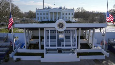 Trabajadores continúan con los últimos detalles de la tribuna de observación presidencial afuera de la Casa Blanca, el jueves 16 de enero de 2025, en Washington, previo a la toma de posesión del presidente electo Donald Trump. (Jon Elswick vía AP)