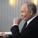 El presidente de Rusia Vladímir Putin escucha a la pregunta de un periodista durante un encuentro con altos mandos de las agencias noticiosas internacionales en el marco del Foro Económico Internacional de San Petersburgo, el miércoles 5 de junio de 2024, en San Petersburgo, Rusia. (Vladimir Astapkovich, Sputnik, Kremlin Pool Photo vía AP)