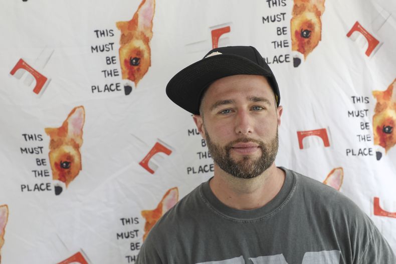 William Perry, fundador de This Must Be The Place, posa dentro de un puesto que ofrece medicamentos naloxona gratuitos a los asistentes al Governors Ball Music Festival el domingo 9 de junio de 2025, en Flushing Meadows Corona Park en el distrito de Queens de Nueva York. (Foto Andy Kropa/Invision/AP)