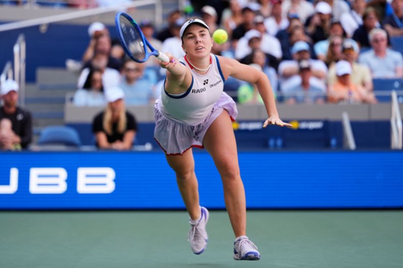 Linda Noskova devuelve ante Aryna Sabalenka en los cuartos de final del US Open, el martes 8 de septiembre de 2026, en Nueva York. (AP Foto/Seth Wenig)
