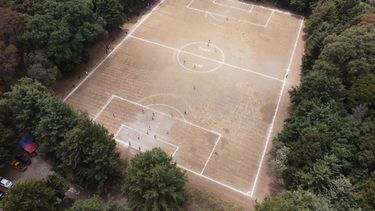 Una cancha de fútbol, acondicionada dentro del cráter del extinto volcán Teoca en Ciudad de México, alberga un partido local el domingo 19 de abril de 2026 (AP Foto/Eduardo Verdugo)