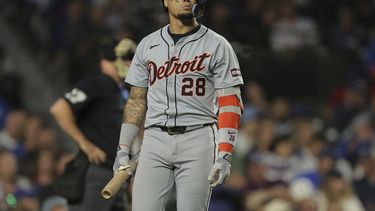 Javier Báez, de los Tigres de Detroit, camina de regreso al dugout después de poncharse por tercera vez en la séptima entrada del juego de béisbol en contra de los Cachorros de Chicago, el martes 20 de agosto de 2024, en Chicago. (AP Foto/Melissa Tamez)