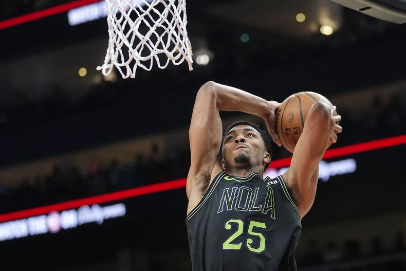 Trey Murphy III (25), de los Pelicans de Nueva Orleans, anota en contra de los Hawks de Atlanta durante la primera mitad del juego de baloncesto de la NBA, el domingo 10 de marzo de 2024, en Atlanta. (AP Foto/John Bazemore)