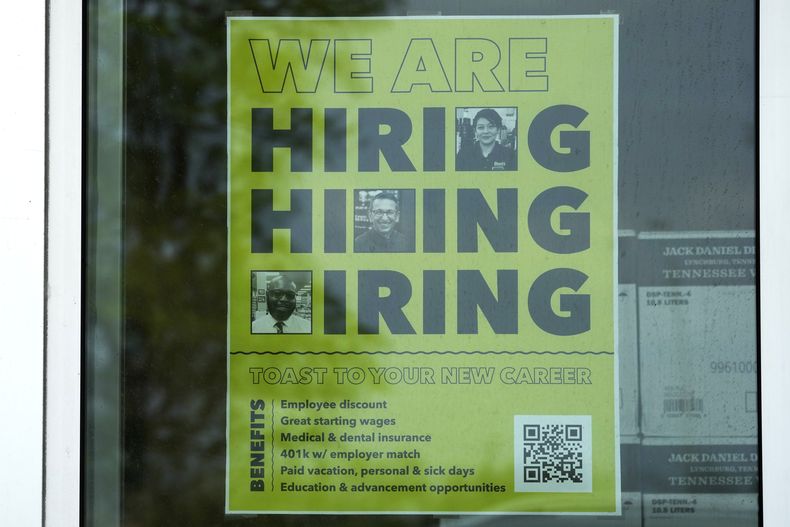 ARCHIVO - Un anuncio de oferta de empleo es mostrado en un negocio de venta de licores en Arlington Heights, Illinois, el 21 de mayo de 2024. (AP Foto/Nam Y. Huh, archivo)