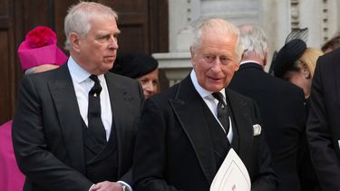 ARCHIVO - El príncipe Andrés de Gran Bretaña, a la izquierda, y el rey Carlos III de Gran Bretaña salen después de la misa de réquiem por la duquesa de Kent en la catedral de Westminster en Londres, el martes 16 de septiembre de 2025. (Foto AP/Joanna Chan, archivo)