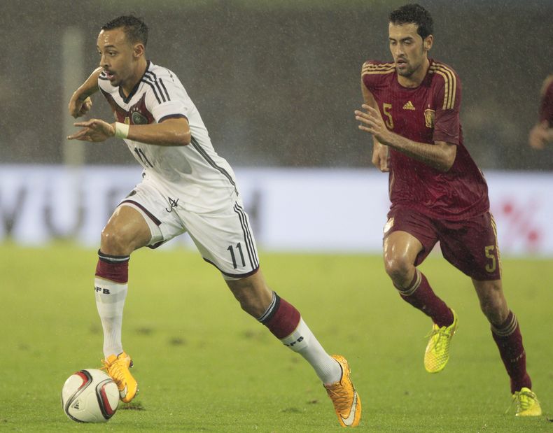 El jugador de Alemania, Karim Bellarabi, izquierda, corre con el bal&oacute;n ante la marca del jugador de Espa&ntilde;a, Sergio Busquets, en un amistoso el martes, 18 de noviembre de 2014, en Vigo, Espa&ntilde;a. (AP Photo/Lalo R. Villar)