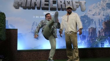 Jack Black, izquierda, y Jason Momoa posan durante una sesión de fotos para la promoción de la película A Minecraft Movie en la Ciudad de México, el viernes 21 de marzo de 2025. (Foto AP/Marco Ugarte)