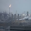ARCHIVO – La refinería de Chevron Richmond vista desde Point Richmond, California, el martes 24 de octubre de 2023. (AP Foto/Eric Risberg, Archivo)