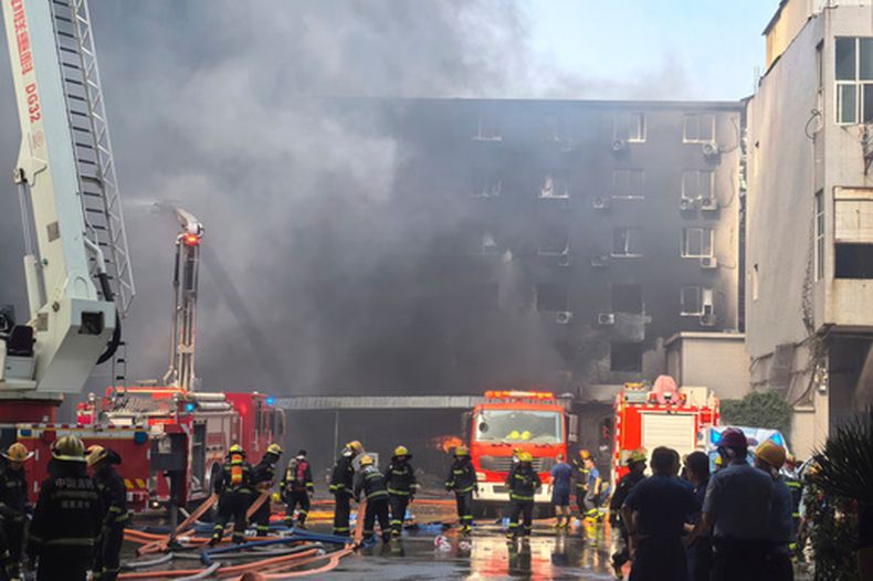 En esta fotografía difundida por la agencia de noticias Xinhua, se observa a bomberos en el lugar de un incendio en una fábrica de calzado en la aldea de Jiangtou, municipio de Chendai, ciudad de Jinjiang, provincia de Fujian (sureste de China), el jueves 9 de julio de 2026. (Zheng Liang/Xinhua vía AP)