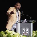 Ray Lewis, linebacker miembro del Salón de la Fama, habla durante un homenaje póstumo a Jim Brown, el jueves 3 de agosto de 2023, en Canton, Ohio (AP Foto/Sue Ogrocki)