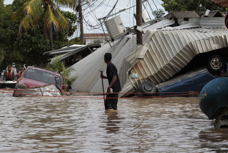 Foto tomada el 6 de noviembre de 2020 de las inundaciones causadas por el huracán Eta en Planeta, Honduras (Foto AP /Delmer Martinez)