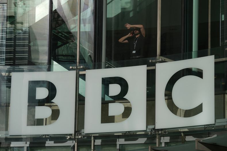 ARCHIVO - El logotipo de la BBC puede apreciarse el 12 de noviembre de 2025, en su sede en Londres. (AP Foto/Kin Cheung, archivo)