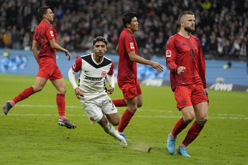Omar Marmoush (centro) del Eintracht Frankfurt celebra luego de anotar el tercer gol de su equipo en el empate 3-3 contra Bayern Múnich en Fráncfort, el domingo 6 de octubre de 2024. (AP Foto/Michael Probst)