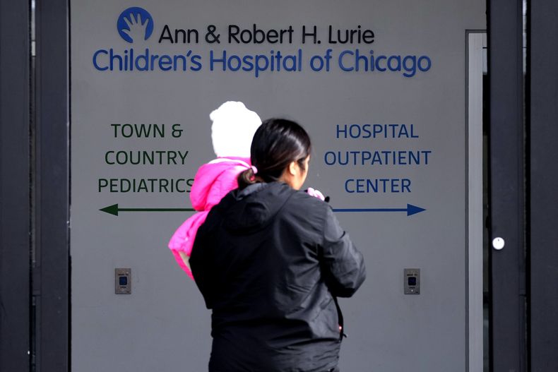 Unas personas llegan al Hospital Lurie Children para niños, el 5 de febrero de 2024, en Skokie, Illinois. (Foto AP/Nam Y. Huh, Archivo)
