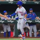 Marcus Semien es felicitado por el entrenador de tercera base de los Mets de Nueva York Jacob Latz al correr las bases tras batear un jonrón solitario en la octava entrada ante los Rangers de Texas el miércoles 23 de septiembre del 2026. (AP Foto/LM Otero)