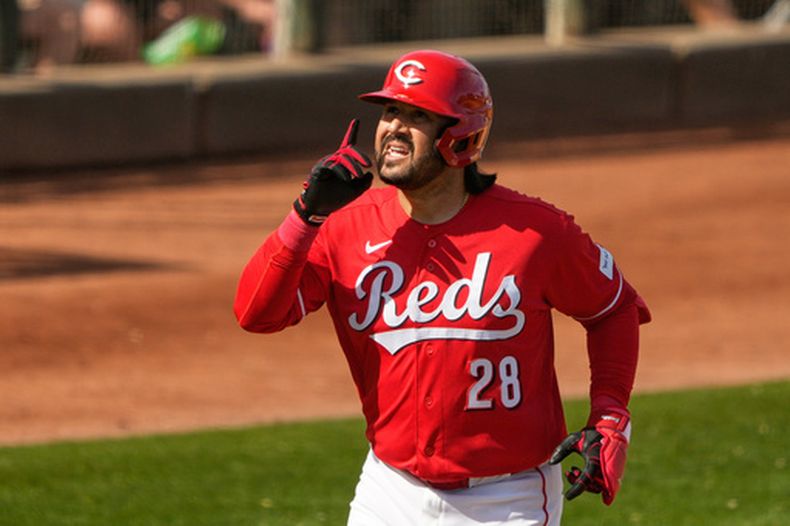 Eugenio Suárez de los Rojos de Cincinnati luego de batear un jonrón ante los Reales de Kansas City, el martes 24 de febrero de 2026, en Goodyear, Arizona. (AP Foto/Chris Carlson)