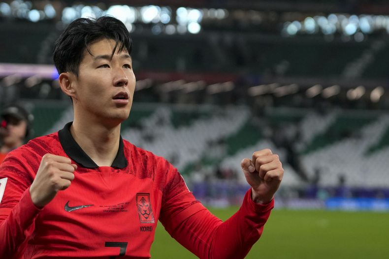 Son Heung-Min celebra tras la victoria de Corea del Sur por penales ante Arabia Saudí en los octavos de final de la Copa Asia, el martes 30 de enero de 2024, en Rayán, Qatar. (AP Foto/Thanassis Stavrakis)