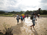 La gente cruza de San Antonio del Táchira en Venezuela a Cúcuta en Colombia a través de “trochas”, senderos ilegales, cerca del puente internacional Simón Bolívar, el 20 de noviembre de 2019, después de que el gobierno colombiano ordenó el cierre de la