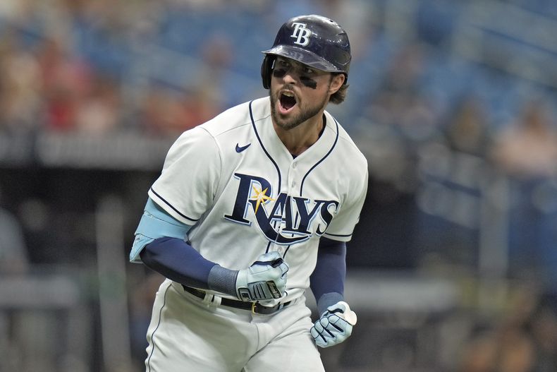 Josh Lowe, de los Rays de Tampa Bay, festeja luego de conectar un jonrón de dos carreras ante los Rockies de Colorado, el jueves 24 de agosto de 2023 (AP Foto/Chris OMeara)